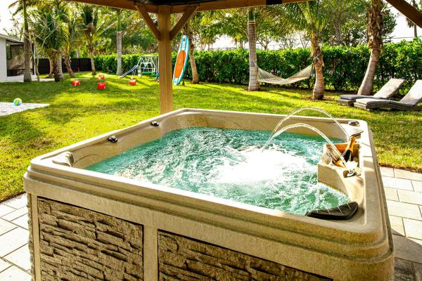 Na fotografii je vidět objekt Villa Talia, with Spa, Mini Golf, 3mile to downtown next to a Park & Lake nacházející se ve městě Naples.