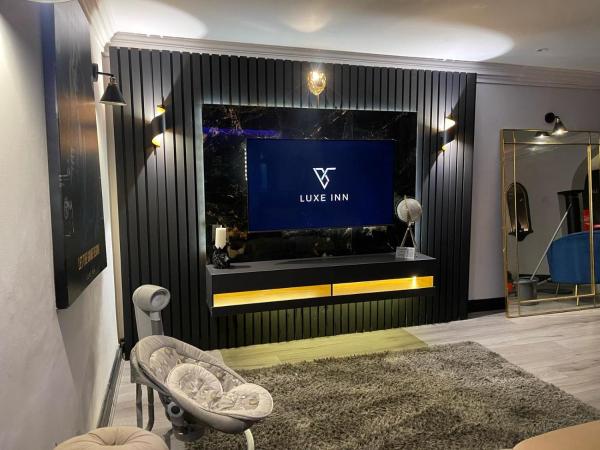 A la foto es mostra l'objecte Luxury 4 Bed Room House, Heathrow situat a la ciutat de Colnbrook.