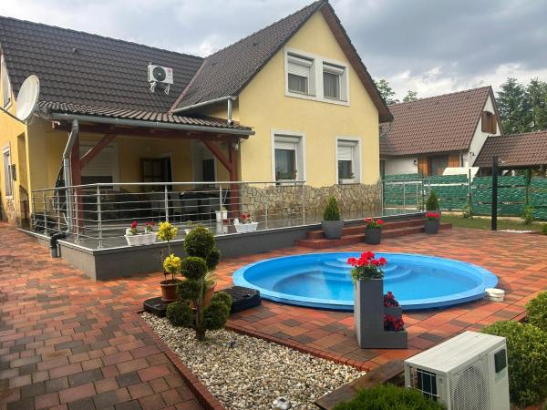 Na fotografii je vidět objekt Hegyalja Apartmanház nacházející se ve městě Becehegy.