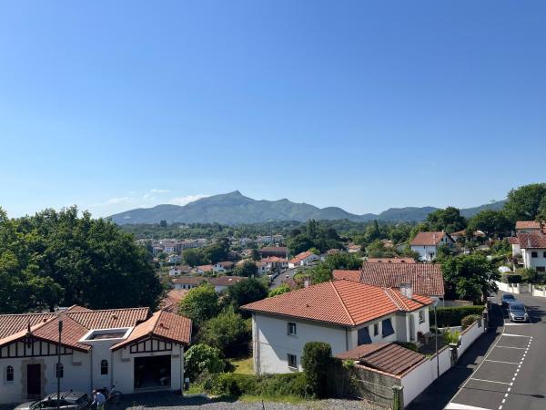 La photo montre l'objet La Caussade - Charmant appartement dans villa Basque avec extérieur - Colline de Bordagain situé dans la ville de Socoa.