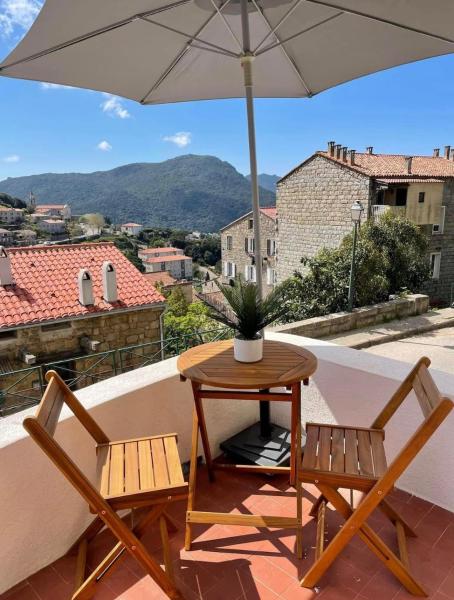 A la foto es mostra l'objecte U Roccapina situat a la ciutat de Foce.