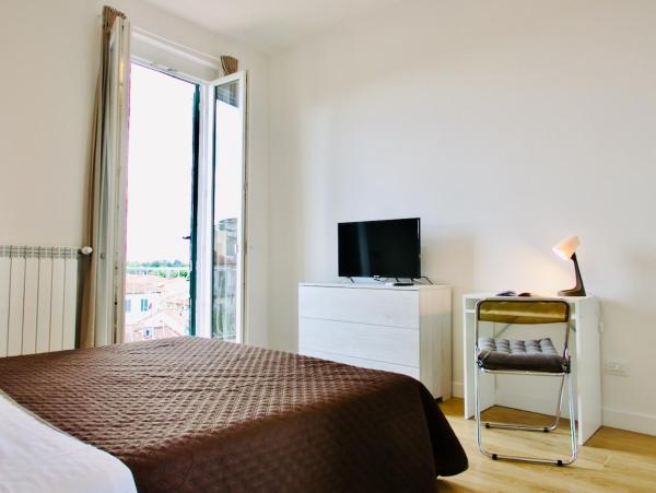 Lia's Home modern flat 2 BR w balcony, Florence