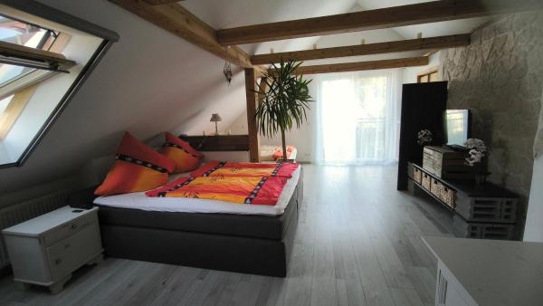 Auf dem Foto ist das Objekt Ferienwohnung Traumblick in der Stadt Wettelsheim zu sehen.