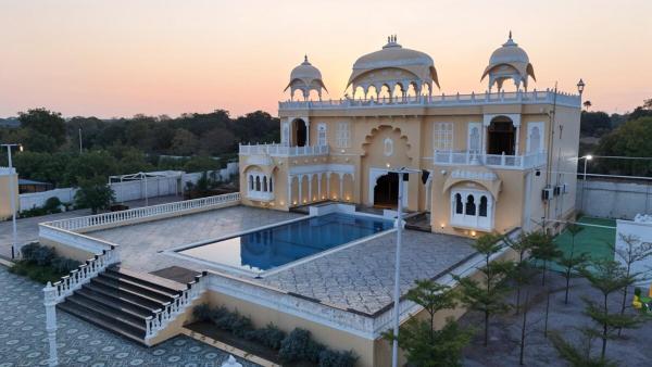 Nella foto è visibile l'oggetto Rajputana Palace with Private Pool by Homeyhuts situato nella città di Ibrāhīmpatan.