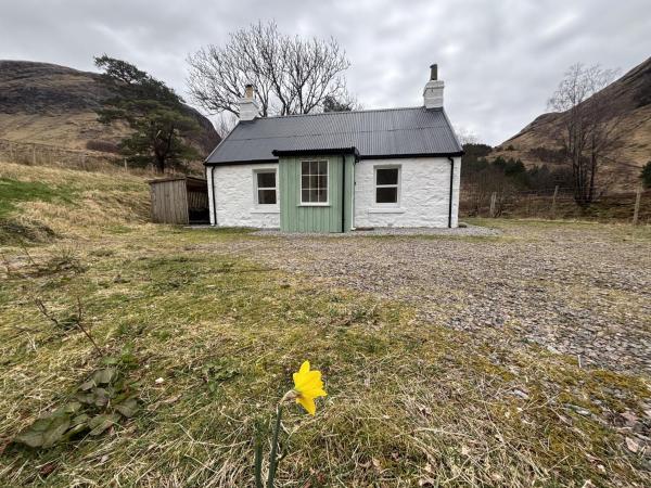 På billedet ses objektet Altchourunn Cottage beliggende i byen Acharra.