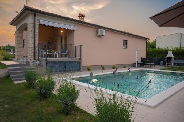 A la foto es mostra l'objecte Poolside Holiday House situat a la ciutat de Labin.