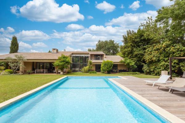 A la foto es mostra l'objecte Villa des Pres situat a la ciutat de Eyragues.