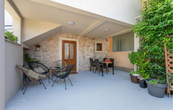 Na zdjęciu widoczny jest obiekt Two-Bedroom Apartment In Peroj położony w mieście Peroj.