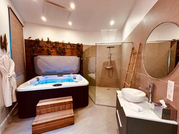 Na fotografii je vidět objekt La Palmer Le 50 Suites and SPA nacházející se ve městě Bordeaux.
