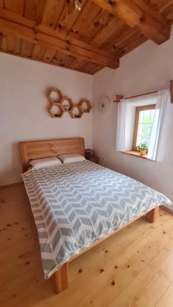 Na zdjęciu widoczny jest obiekt Soba tete Tile - Hiša ob gozdu położony w mieście Biš.