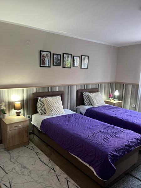 Na zdjęciu widoczny jest obiekt Family Apartment położony w mieście Cetynia.