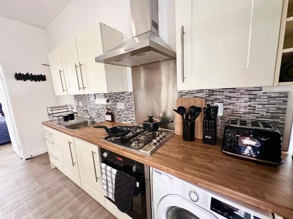 Foto 5: Chic & Modern 2BR Apartment - Luxury Manchester Retreat