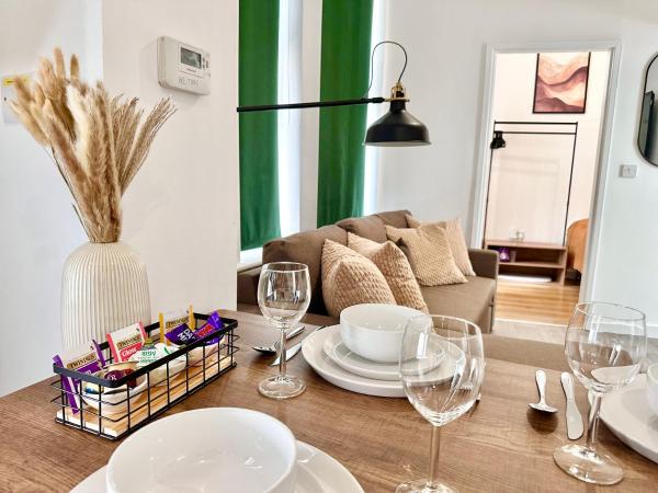 Foto 1: Chic & Modern 2BR Apartment - Luxury Manchester Retreat