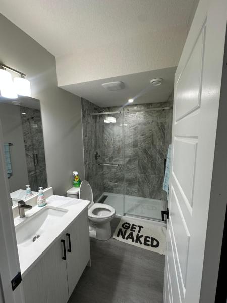 På billedet ses objektet Beautiful 2 bedroom 2 bath in NW Calgary beliggende i byen Calgary.