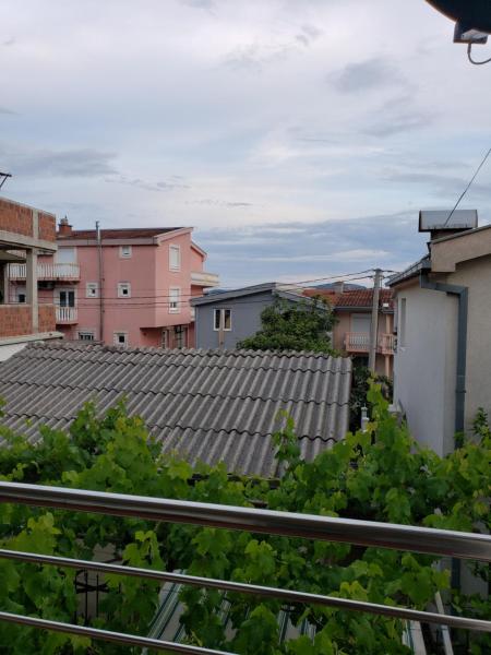 La photo montre l'objet Отдых с комфортом и близко к морю situé dans la ville de Šušanj.