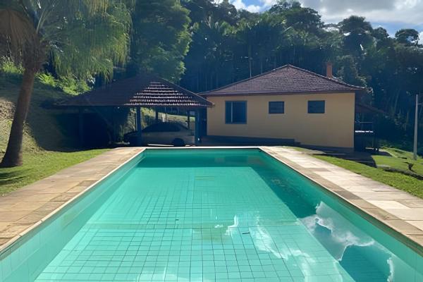 A la foto es mostra l'objecte Casa de campo na Fazenda Vale Alpino situat a la ciutat de Teresópolis.