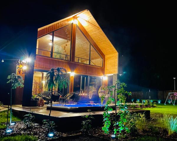 A la foto es mostra l'objecte Willa Abra Cadabra situat a la ciutat de Manasterz.