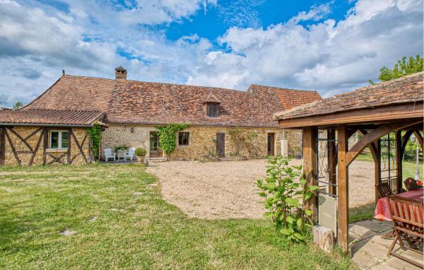 Na fotografii je vidět objekt Charmante Maison Avec Piscine nacházející se ve městě Marsaneix.