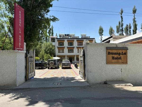 A la foto es mostra l'objecte Rezangla Hotel situat a la ciutat de Leh.