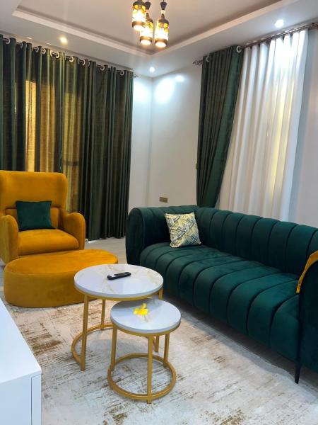 A la foto es mostra l'objecte Entire Furnished Apartment Unit in Kira situat a la ciutat de Kira.