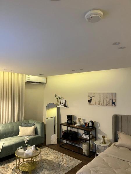 A la foto es mostra l'objecte استديو أنيق بأثاث جميل وكلاسيك situat a la ciutat de Riad.