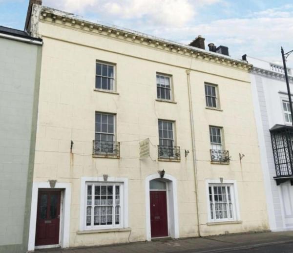 Nella foto è visibile l'oggetto Spacious 6 bedroom retreat in Milford Haven situato nella città di Dale.