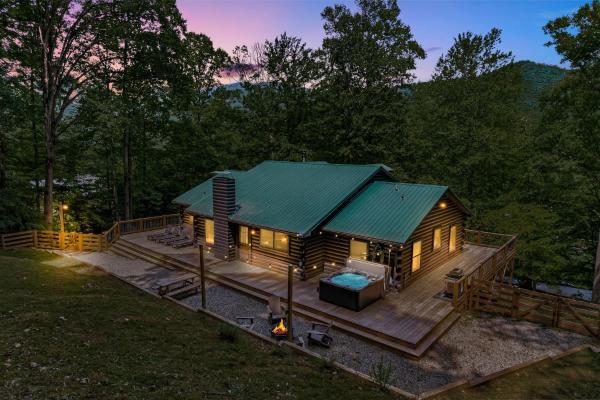 A la foto es mostra l'objecte Modern Mountainside Cabin by Carolina Mornings situat a la ciutat de Candler.