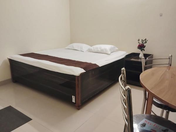 A la foto es mostra l'objecte Animesh homestay situat a la ciutat de Sītāpur.