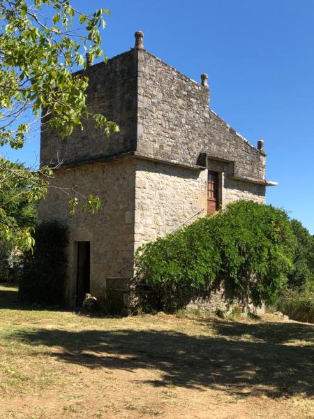 A la foto es mostra l'objecte Vieux pigeonnier situat a la ciutat de Crégols.
