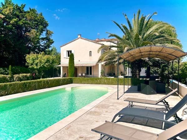 På billedet ses objektet Villa 7 chambres, piscine et jardins privés, pas de voisins beliggende i byen Le Thor.