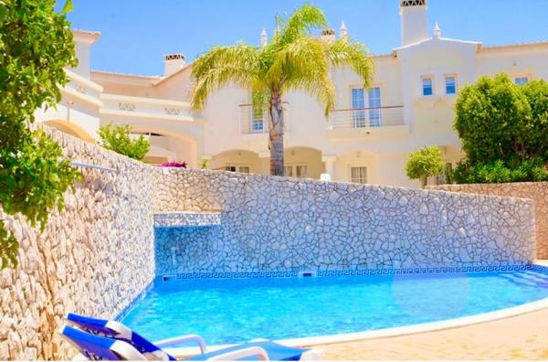 Na fotografii je vidět objekt Casa da Luz 9 , golf view townhouse nacházející se ve městě Vila do Bispo.