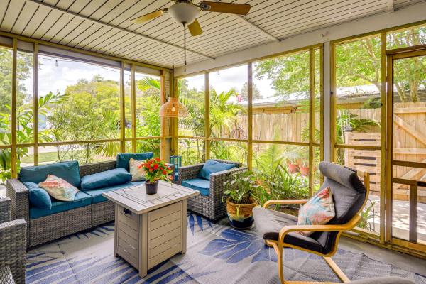 På bildet vises objektet Palm Bungalow Near Dtwn St Augustine and Beaches! som ligger i byen St. Augustine.