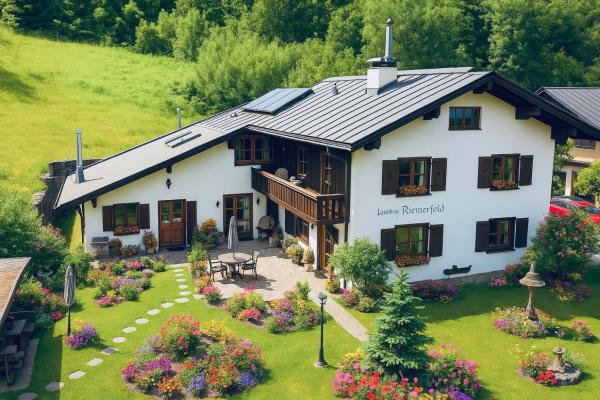 Na fotografii je vidět objekt Landhaus Riemerfeld-Kehlsteinblick nacházející se ve městě Resten.
