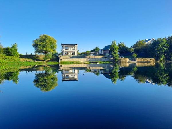 The photo shows the Vila Didan-apartmani located in the city of Zlopoljac.