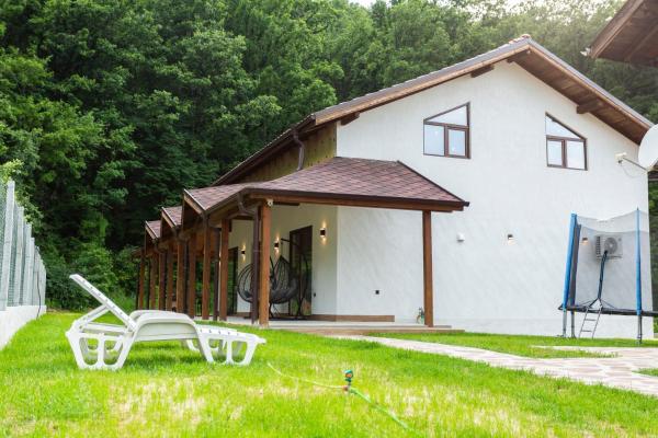 Na zdjęciu widoczny jest obiekt Forest Nest położony w mieście Krayni Dol.