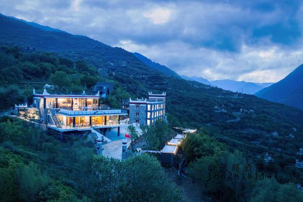 写真にはDanba市にあるLight and Forest PeeKaboo Cliff Private Hot Spring Hotelが写っています。