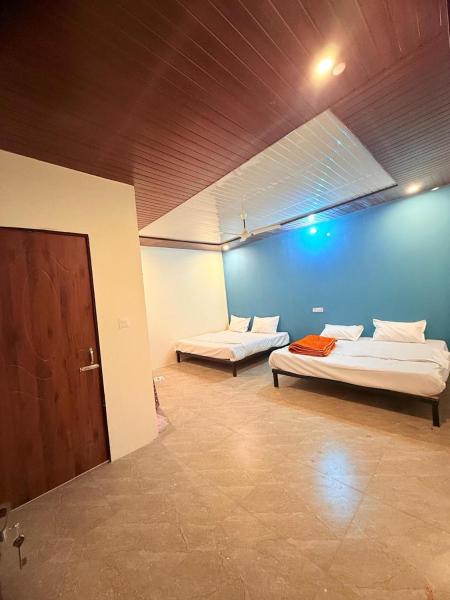 A la foto es mostra l'objecte Neelkanth Resort situat a la ciutat de Ukhimath.