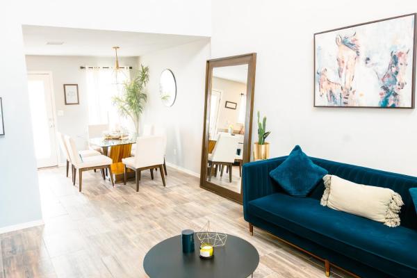 På bilden syns objektet Spacious 2-Story Contemporary Home 3BDRM + Loft som ligger i staden El Paso.
