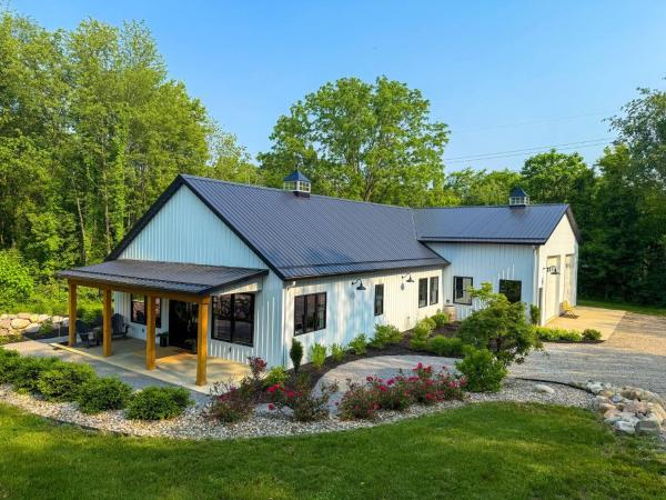 写真にはCassopolis市にあるLuxury Barndo with Hot Tub, Indoor Sports Court, Private Acreage, and Near Notre Dameが写っています。