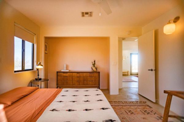 A la foto es mostra l'objecte Sky Ranch Retreat ~stargaze deck on 5 acres~ situat a la ciutat de Landers.