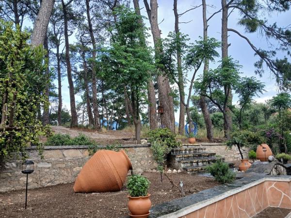 A la foto es mostra l'objecte Melody, Karlovasi Samos cottage situat a la ciutat de Ydroússa.