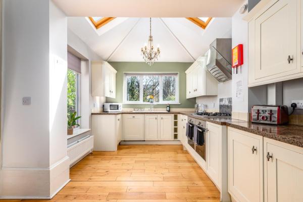 A la foto es mostra l'objecte Spacious 6 Bed Home in Central Bedford w Parking situat a la ciutat de Biddenham.