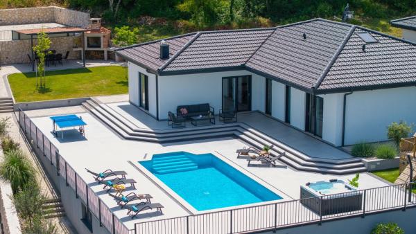 Na zdjęciu widoczny jest obiekt NEW! Villa Dalmatia with Sauna, Hot tub, Heated pool położony w mieście Karini.