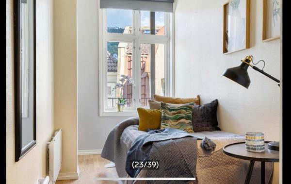 A la foto es mostra l'objecte Koselig bygårdsleilighet i Bergen sentrum situat a la ciutat de Bergen.