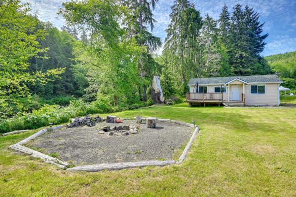 A la foto es mostra l'objecte Walk to Beach Creek-Front Sekiu Home with Fire Pit! situat a la ciutat de Sekiu.