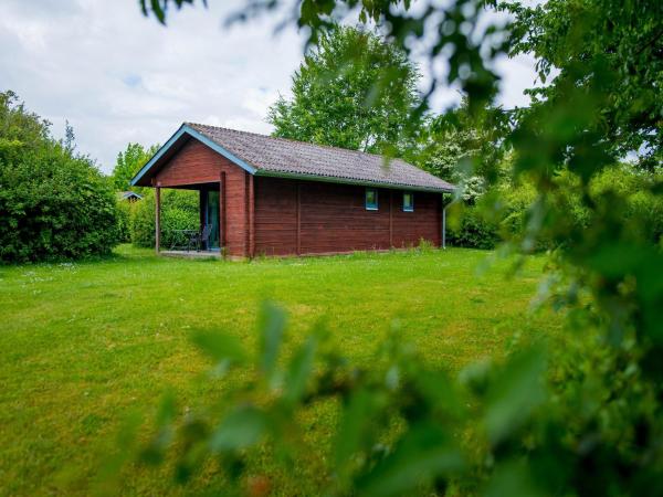La photo montre l'objet Log cabin in the Baltic Sea resort of Dampland situé dans la ville de Damp.