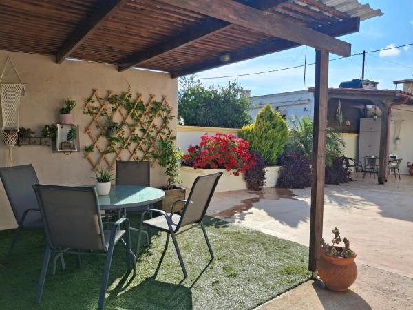 A la foto es mostra l'objecte Casa Ioanna situat a la ciutat de Karefilianá.