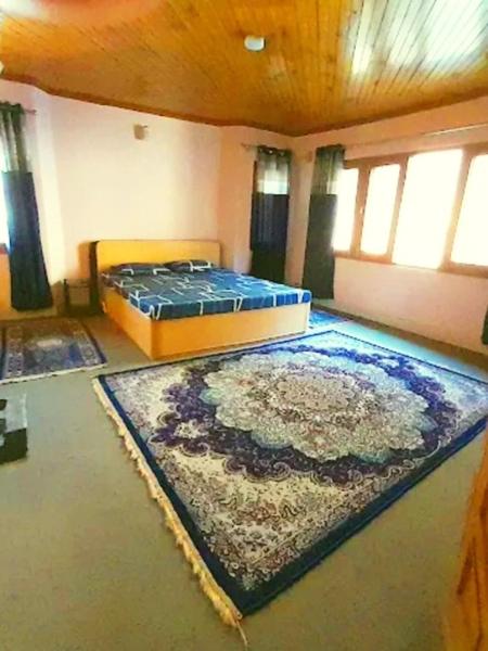 A la foto es mostra l'objecte Kashmiri Hearth Homestay situat a la ciutat de Srinagar.