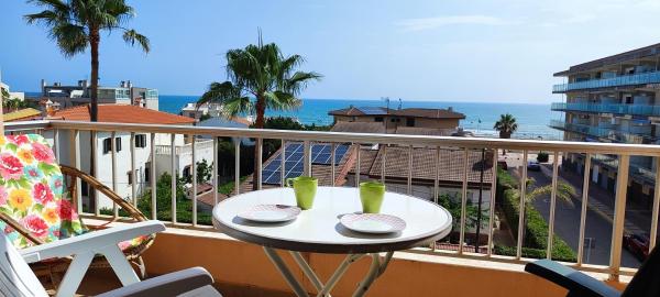 写真にはダイムス市にあるOcean front apartment Trianonが写っています。
