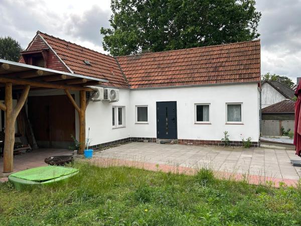 Op de foto is het object Neu renoviertes Haus mit großer Terrasse und Garten te zien, gelegen in de stad Senzig.